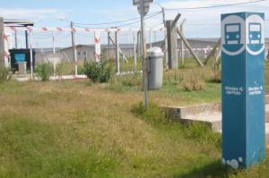 El pasto comienza a tapar los barracones de Montes del Plata que quedaron en custodia de la Intendencia